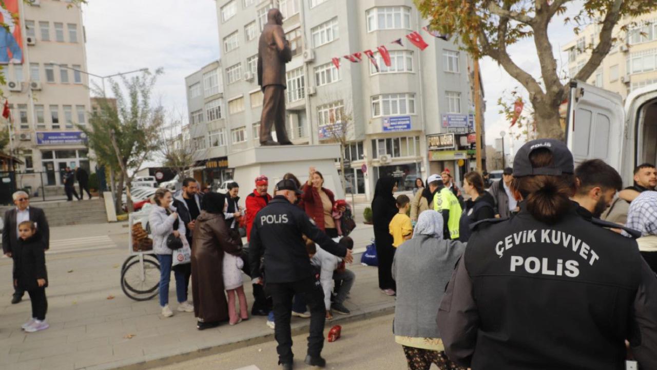 Edirne'de kurtuluş günü nedeniyle dağıtılan kek izdihama neden oldu