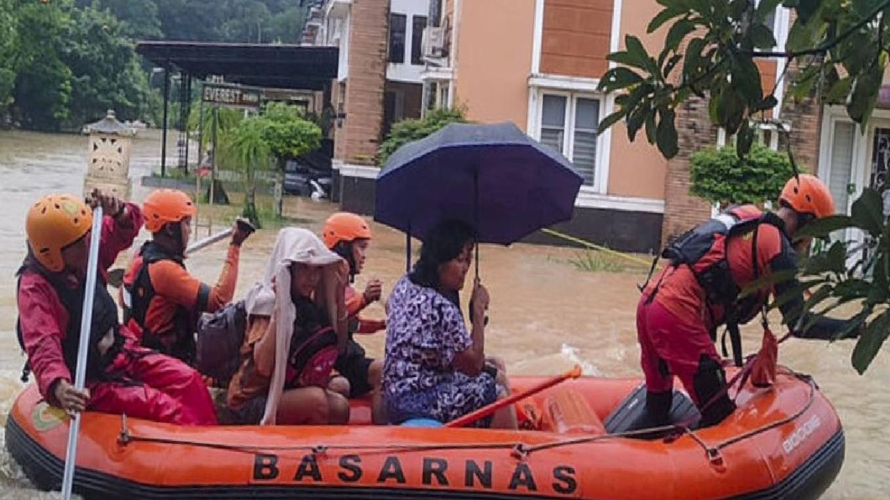 Endonezya'da afetlerde ölenlerin sayısı 303'e yükseldi