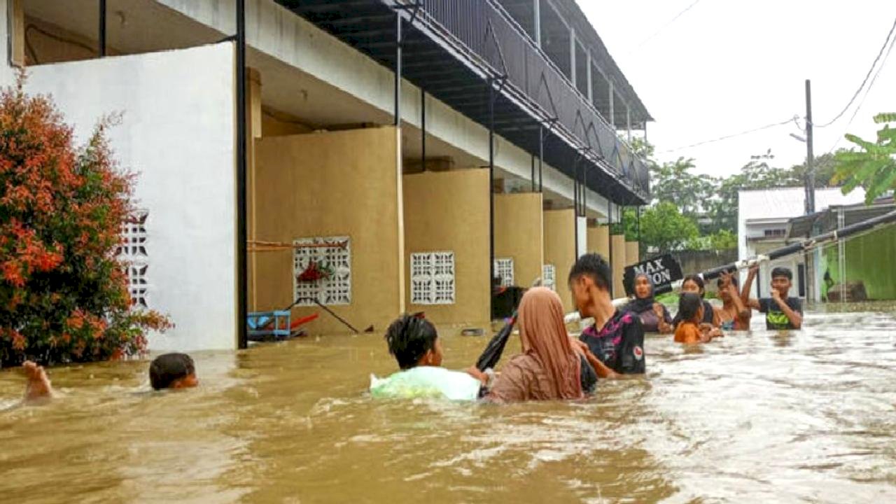 Endonezya'da afetlerde ölenlerin sayısı 303'e yükseldi