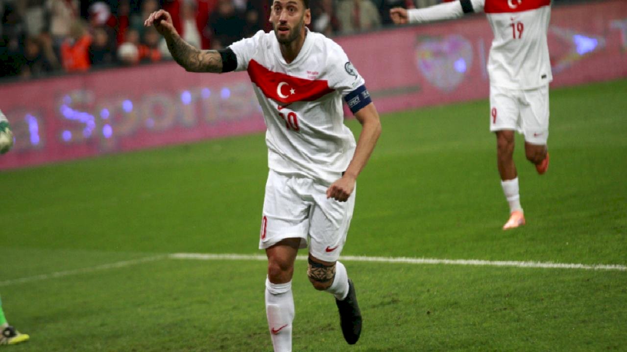 Hakan Çalhanoğlu, Bülent Korkmaz'ı yakaladı