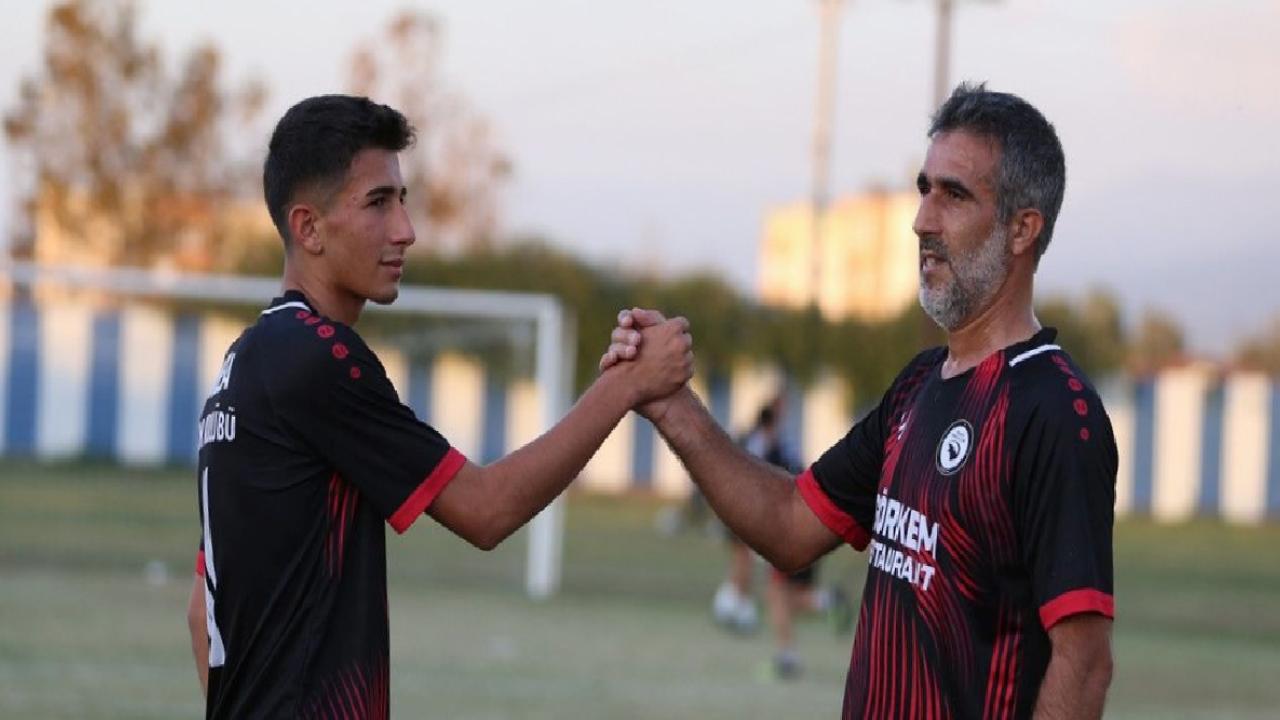 Hatay'da futbolcu baba ve oğlu aynı takımda oynuyor