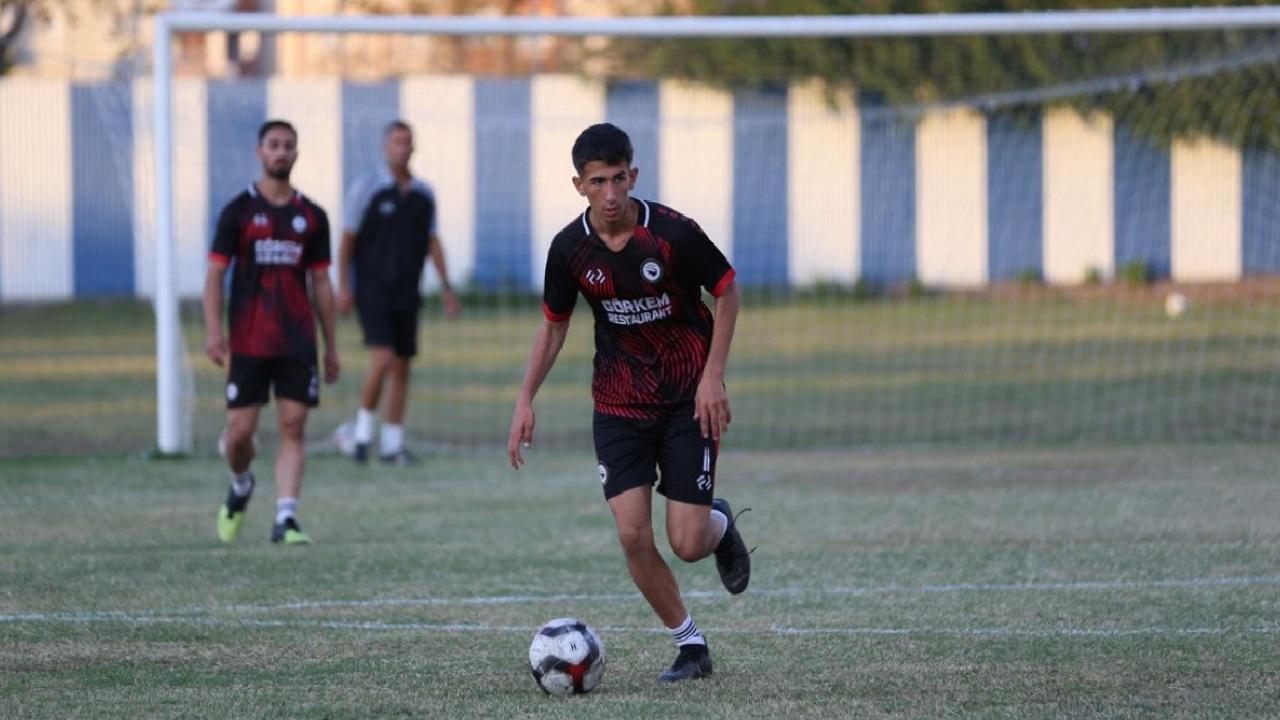 Hatay'da futbolcu baba ve oğlu aynı takımda oynuyor