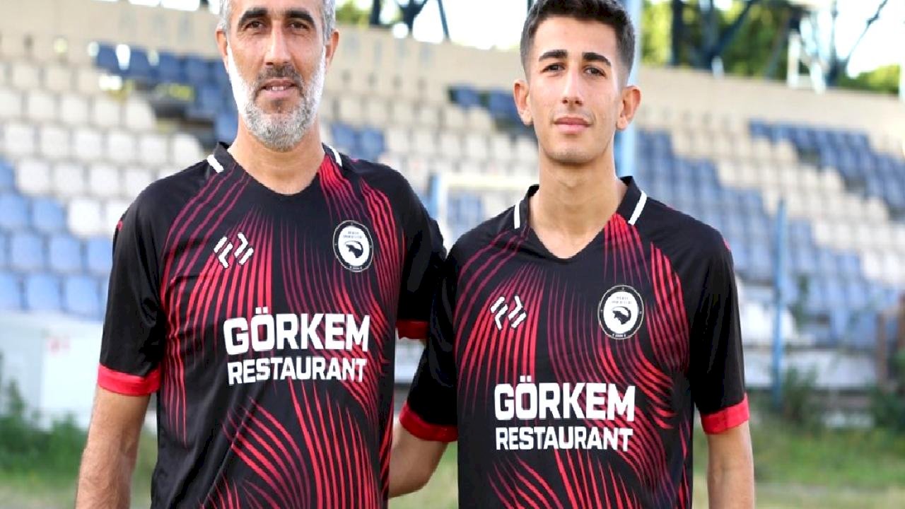 Hatay'da futbolcu baba ve oğlu aynı takımda oynuyor