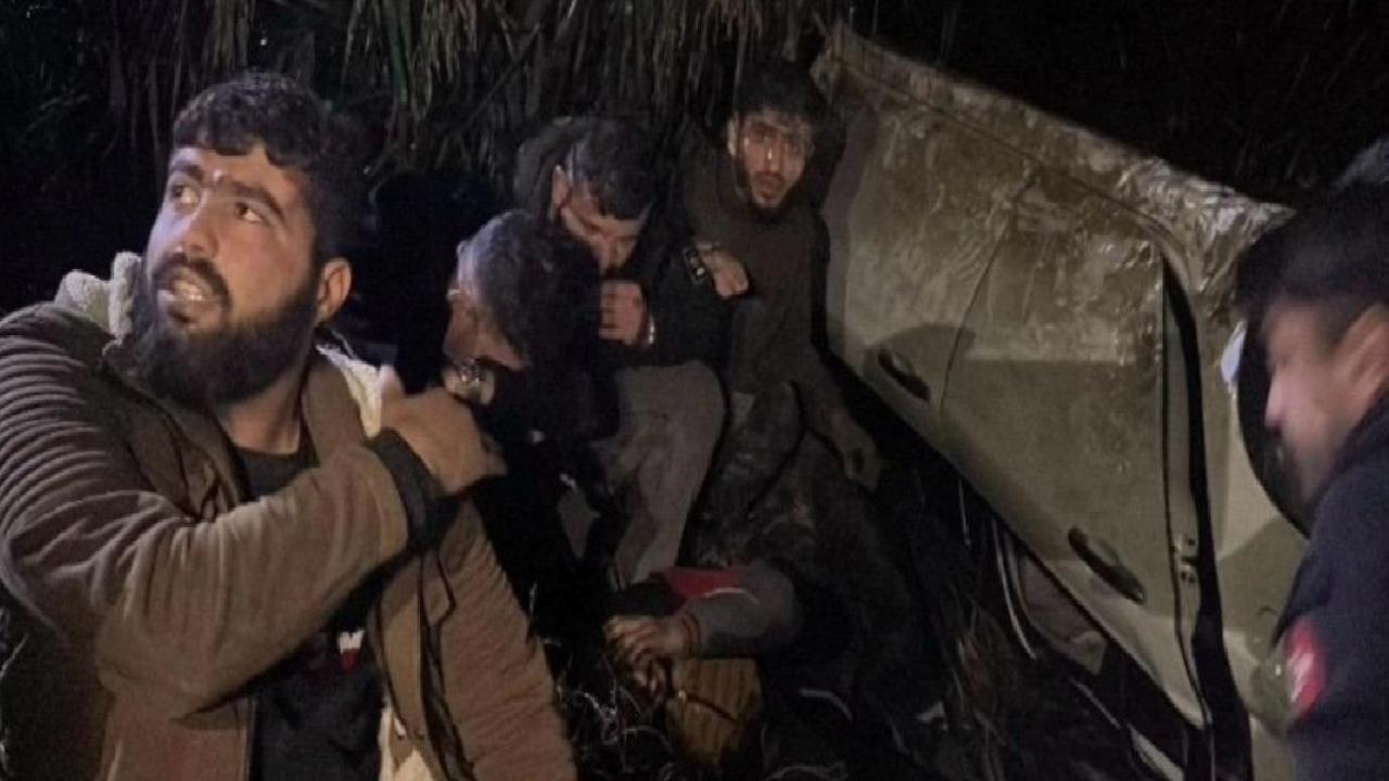 Hatay'da polisten kaçarken kazaya yapan otomobilde 9 kaçak göçmen yakalandı