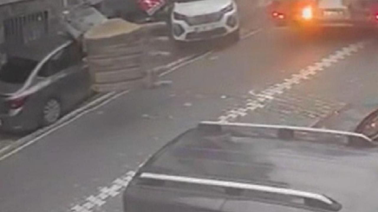 İstanbul Esenyurt'ta iş makinesinin üzerine devrildiği araçlar hasar aldı