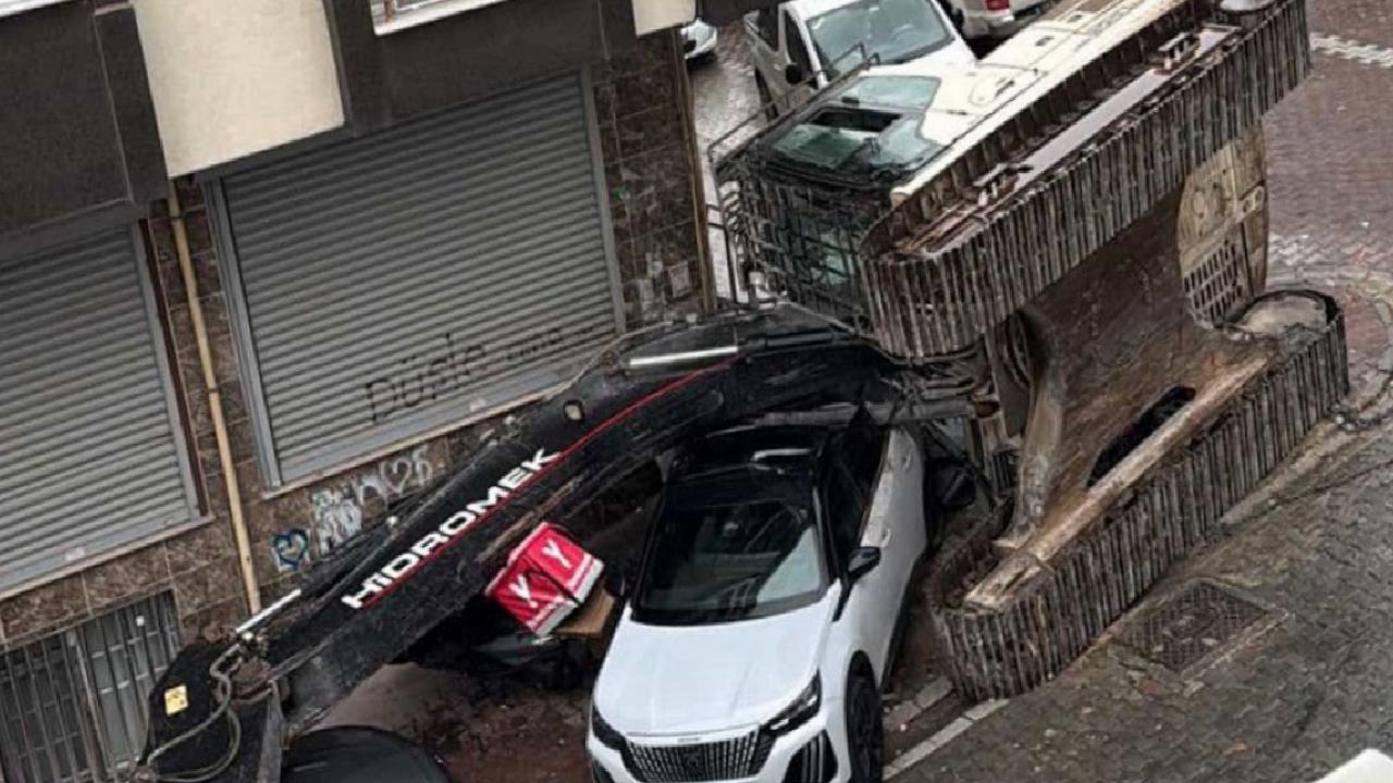 İstanbul Esenyurt'ta iş makinesinin üzerine devrildiği araçlar hasar aldı