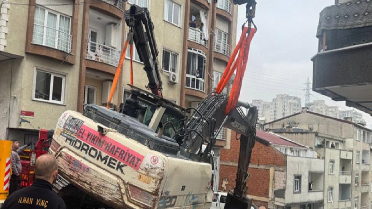 İstanbul Esenyurt'ta iş makinesinin üzerine devrildiği araçlar hasar aldı