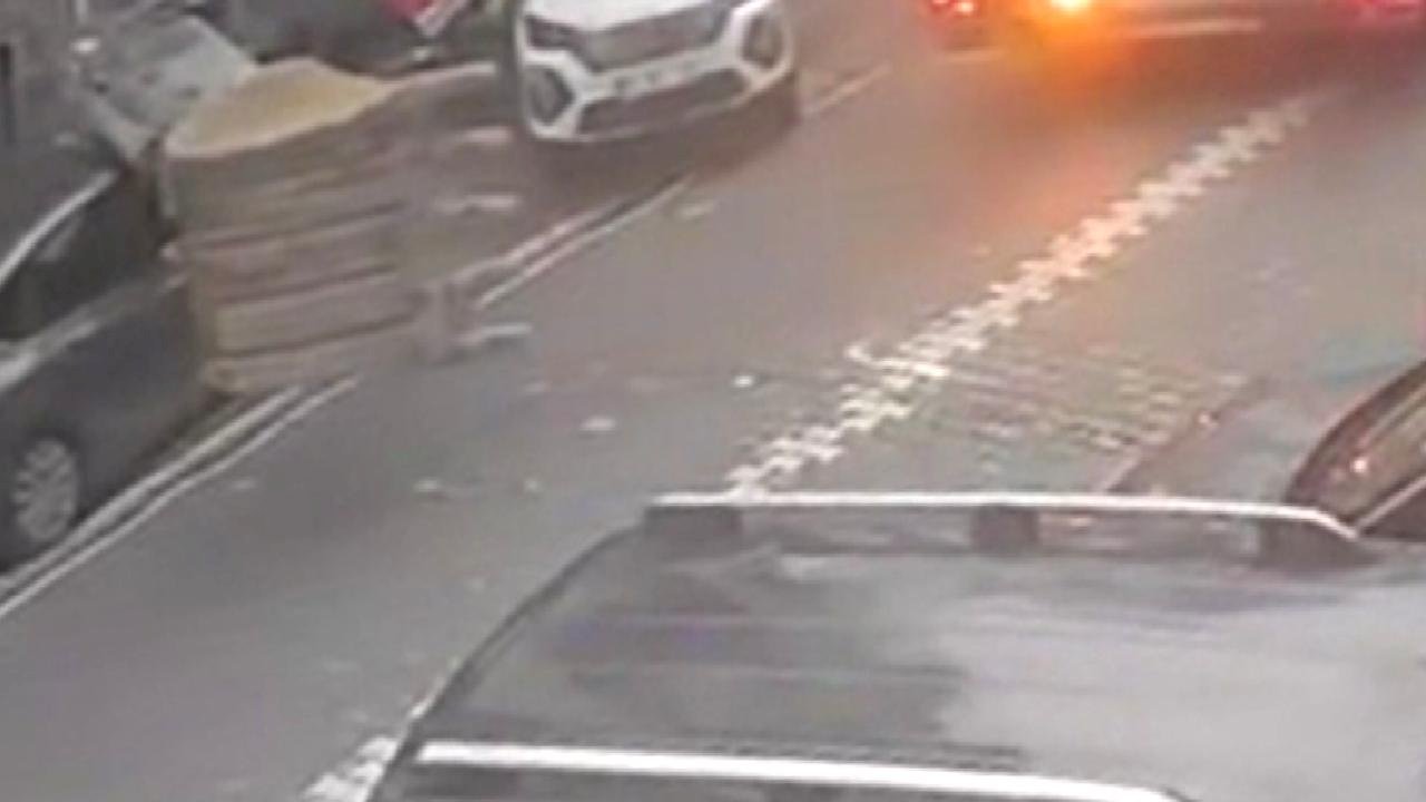 İstanbul Esenyurt'ta iş makinesinin üzerine devrildiği araçlar hasar aldı