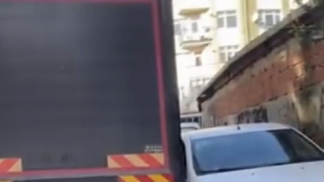 İstanbul Fatih'te araçlara çarpan kamyon yoluna devam etti