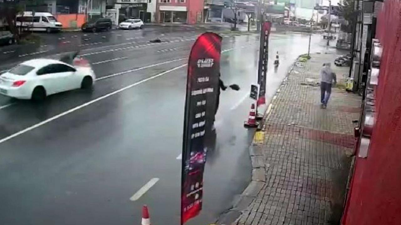 İstanbul'da alışverişten dönerken araba çarptı