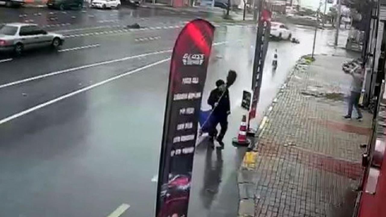 İstanbul'da alışverişten dönerken araba çarptı