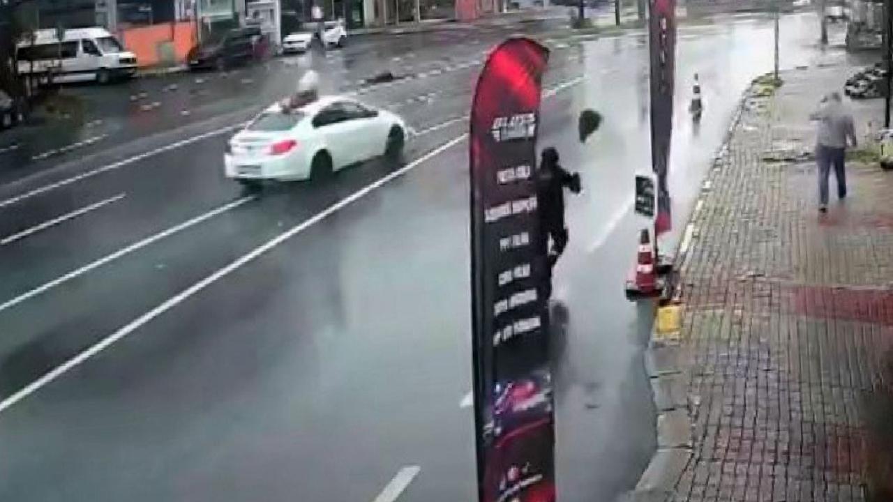 İstanbul'da alışverişten dönerken araba çarptı