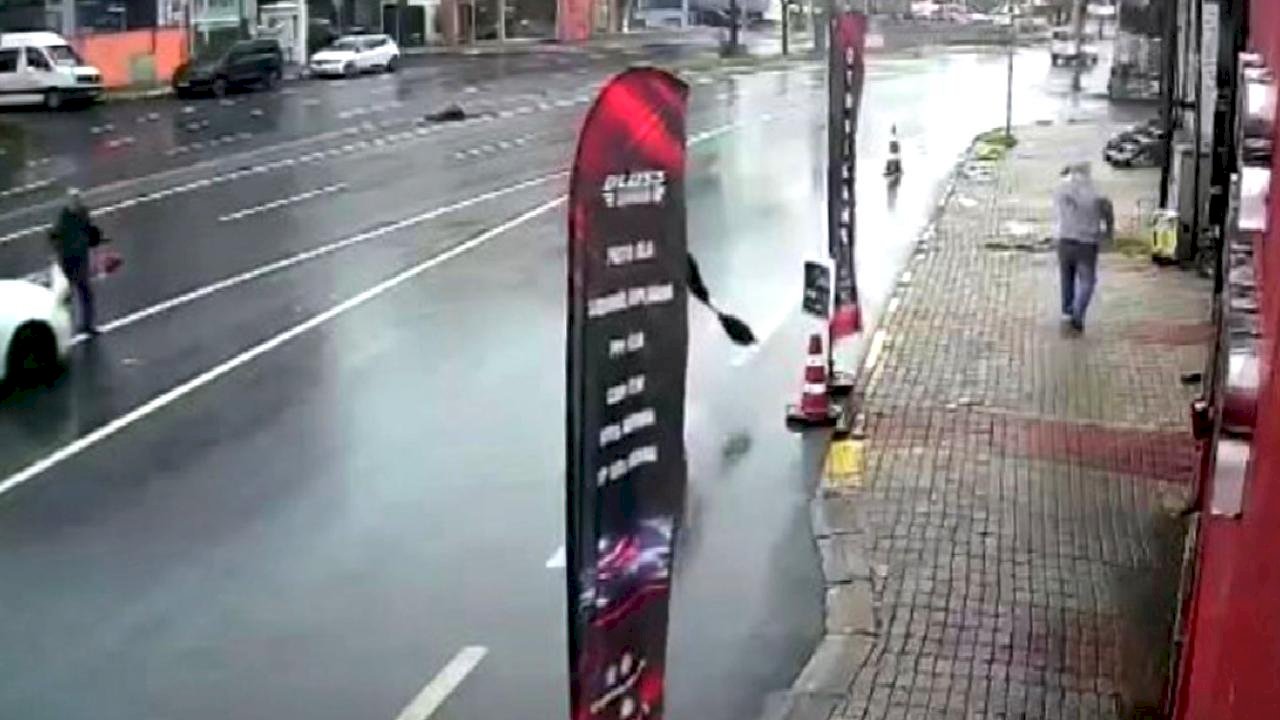 İstanbul'da alışverişten dönerken araba çarptı