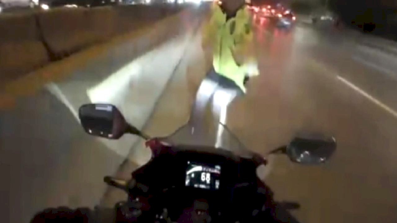 İstanbul&#039;da kazaya müdahale eden trafik polisine motosiklet çarptı