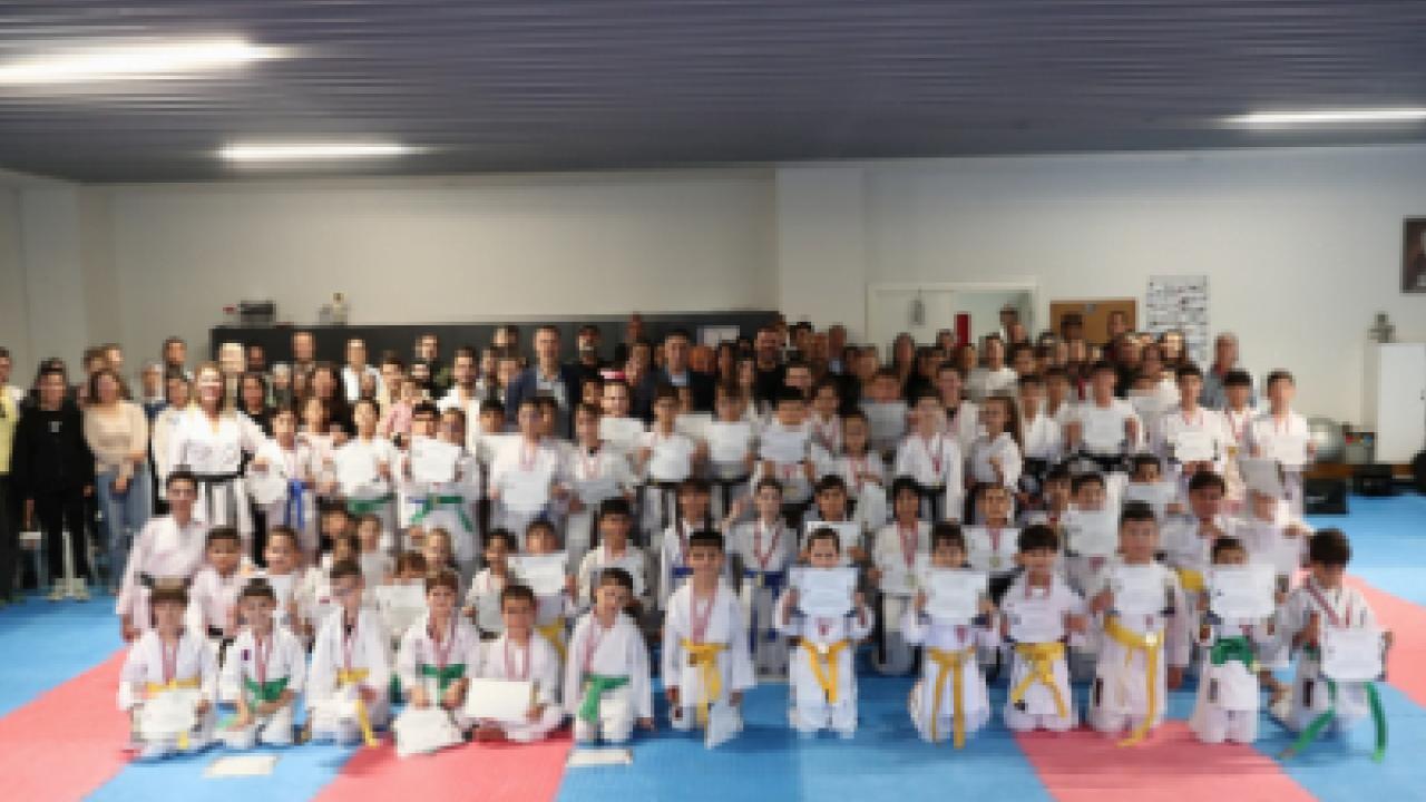 İzmir Aliağa'da 75 sporcu yeni kuşağa sahip oldu