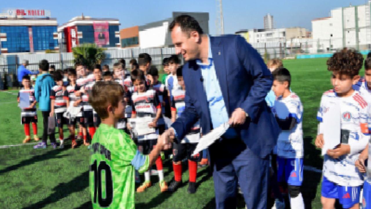 İzmir Bornova'da minikler Atatürk'ü turnuva ile andı