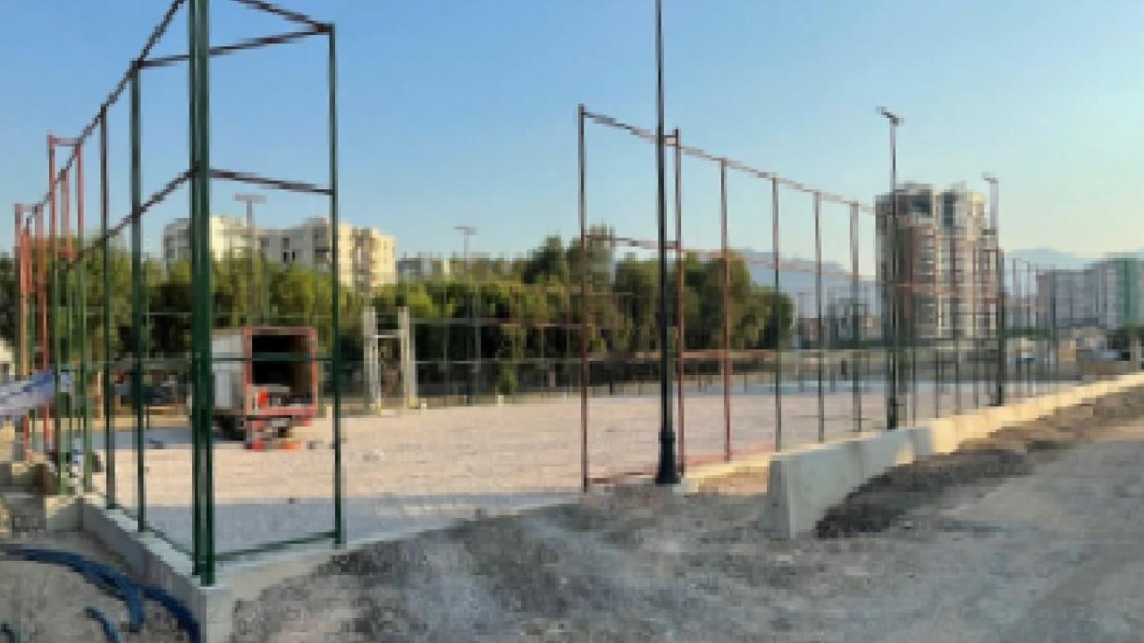 İzmir Büyükşehir’den gençlere beş yeni halı saha