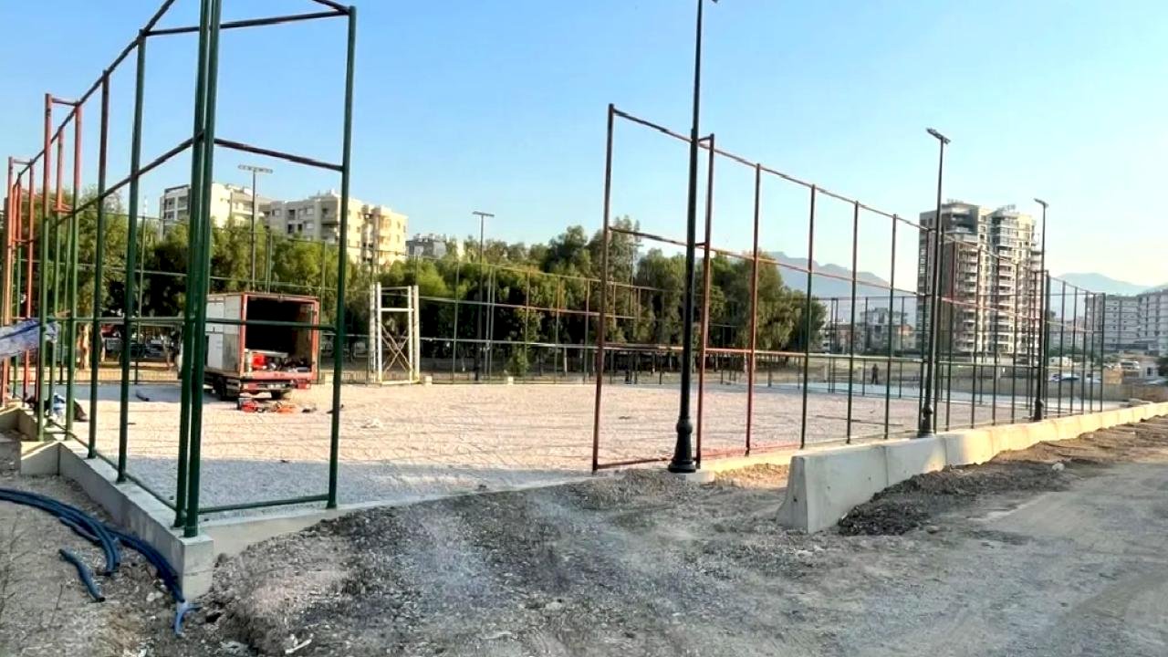 İzmir Büyükşehir’den gençlere beş yeni halı saha