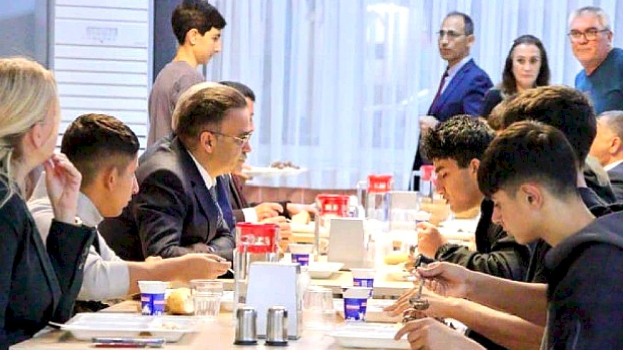 İzmir İl Millî Eğitim Müdürü Dr. Ömer Yahşi, Şehit Prof. Dr. İlhan Varank Anadolu İmam Hatip Lisesi Pansiyonunu Ziyaret Etti