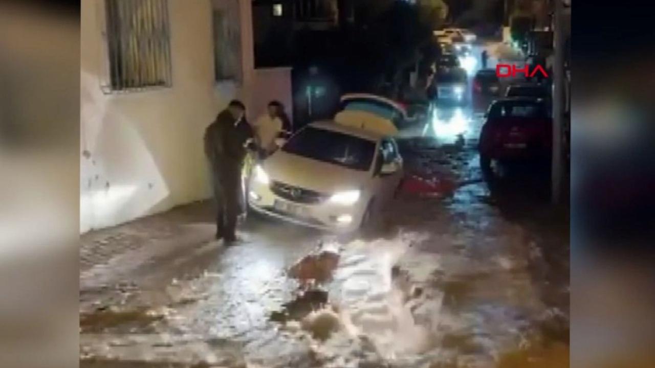 İzmir'de etkili olan sağanak yağış sonrası sokak ve caddeleri su bastı