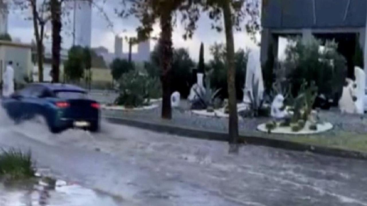 İzmir'de etkili olan sağanak yağış sonrası sokak ve caddeleri su bastı
