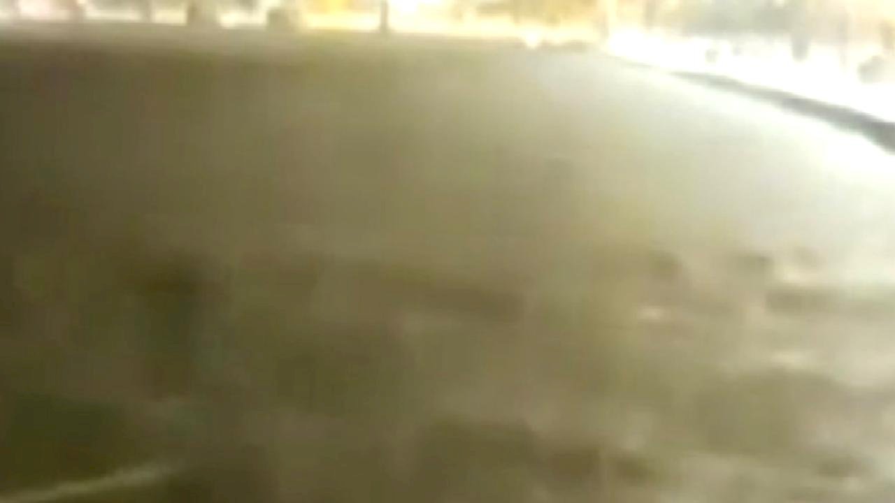 İzmir'de etkili olan sağanak yağış sonrası sokak ve caddeleri su bastı