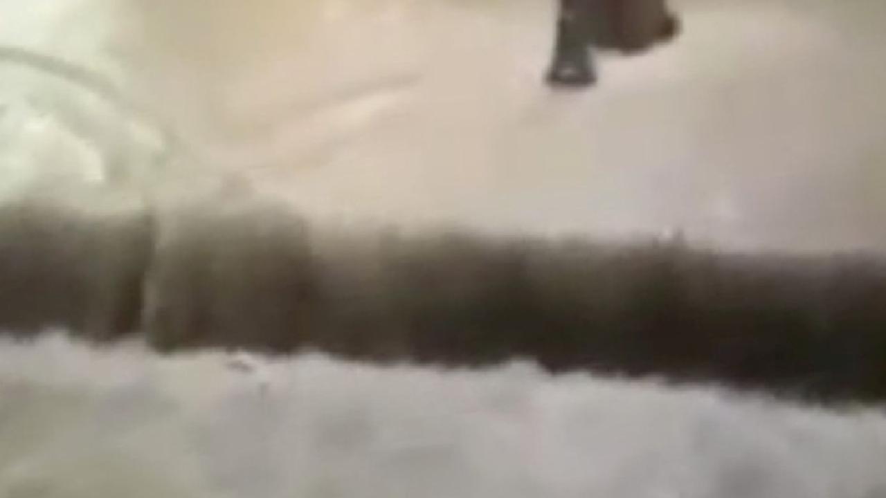 İzmir'de etkili olan sağanak yağış sonrası sokak ve caddeleri su bastı