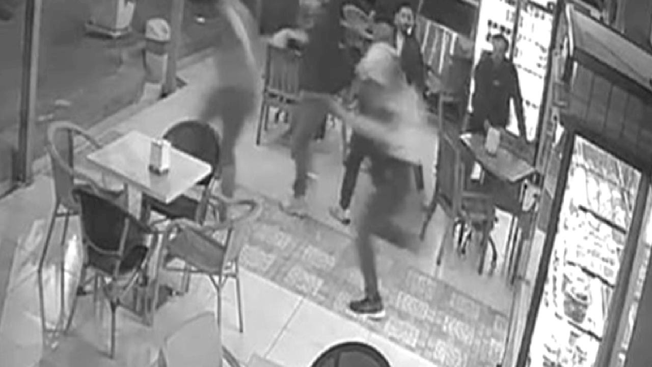İzmir'de pastanede dehşet anları: Elinde bıçakla müşterilere saldırdı