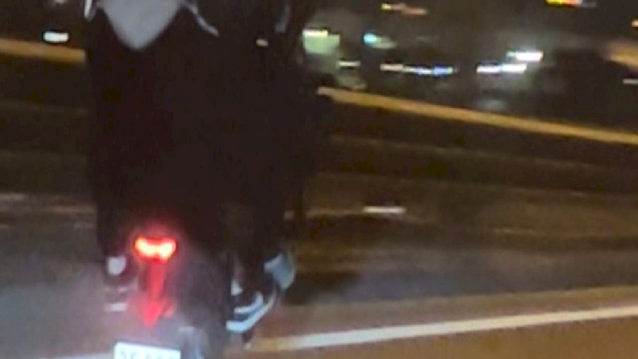 İzmir'de tehlikeli gösteri: İki motosikletli trafikte tek teker üzerinde ilerledi