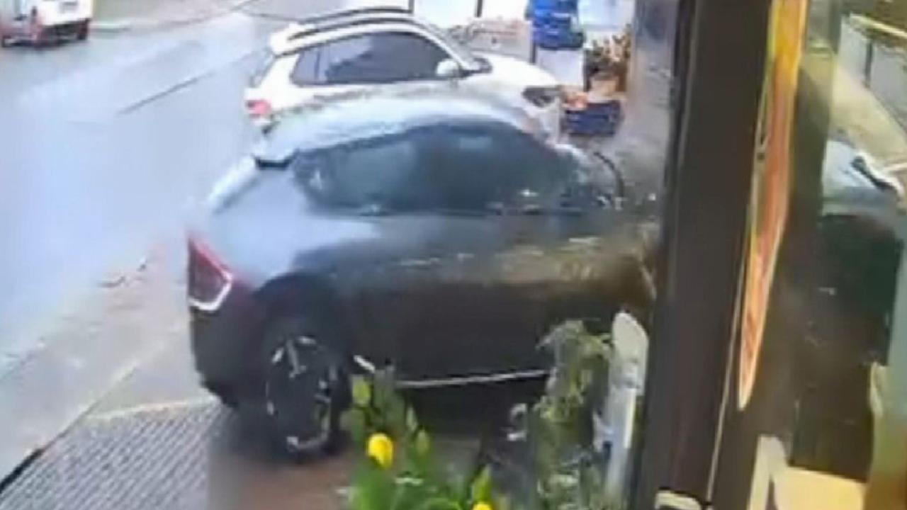 Kocaeli'de kontrolden çıkan cip iş yerine daldı