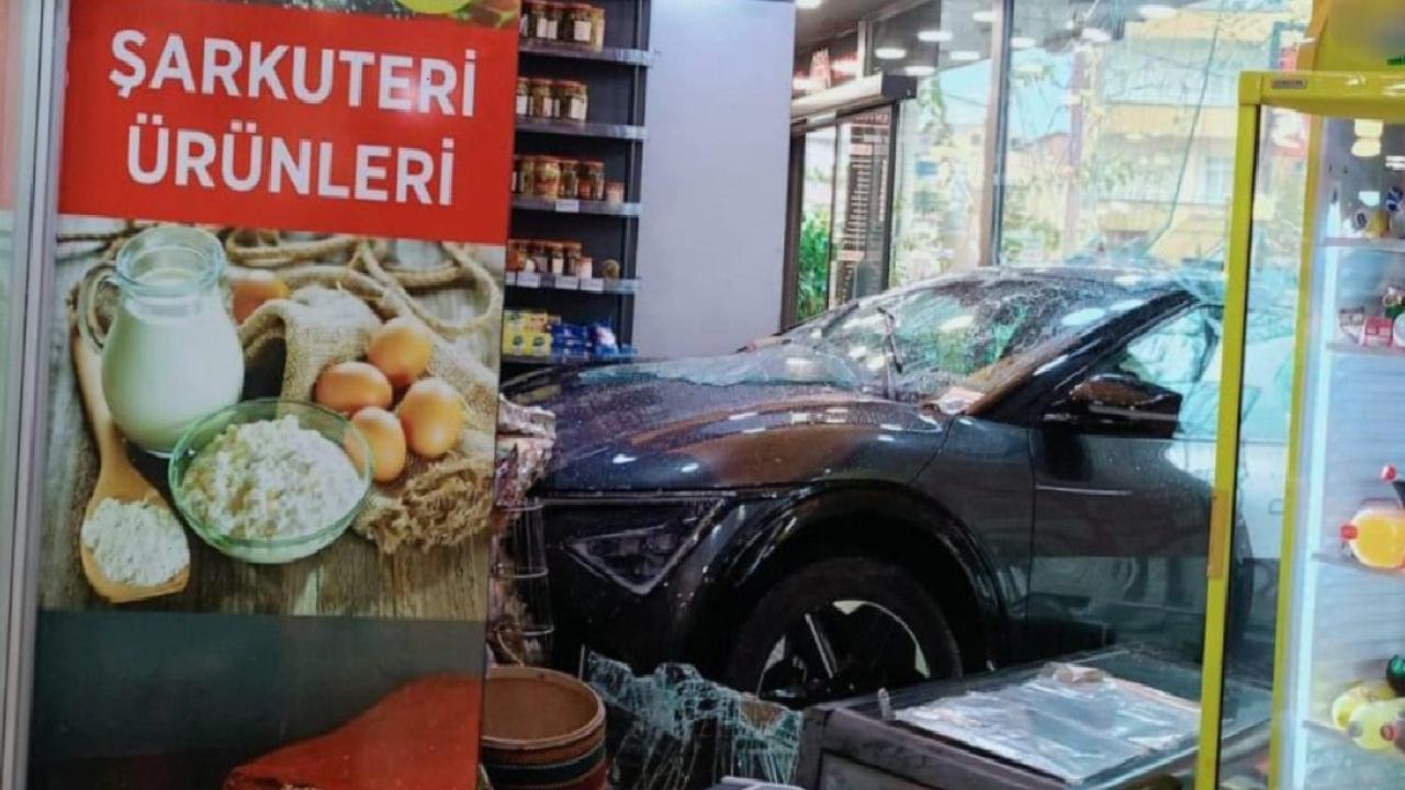 Kocaeli'de kontrolden çıkan cip iş yerine daldı