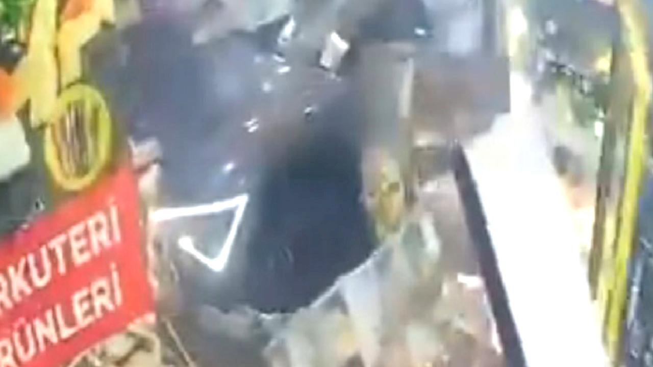 Kocaeli'de kontrolden çıkan cip iş yerine daldı