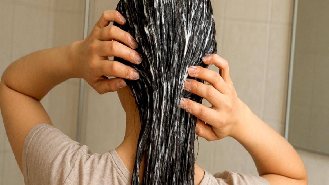 Koreliler bu yüzden saçına mayonez sürüyor...