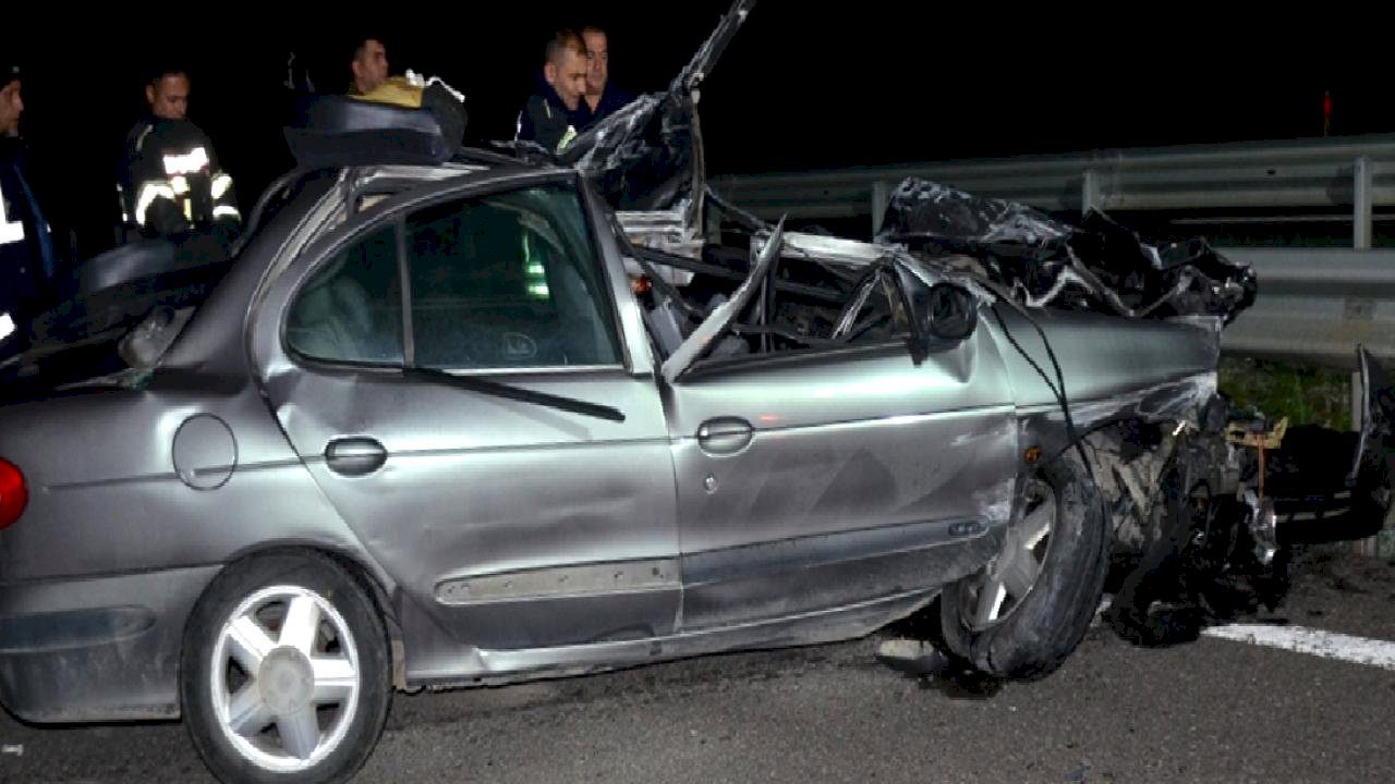 Kütahya&#039;da tırın altına giren otomobilin sürücüsü yaşamını yitirdi