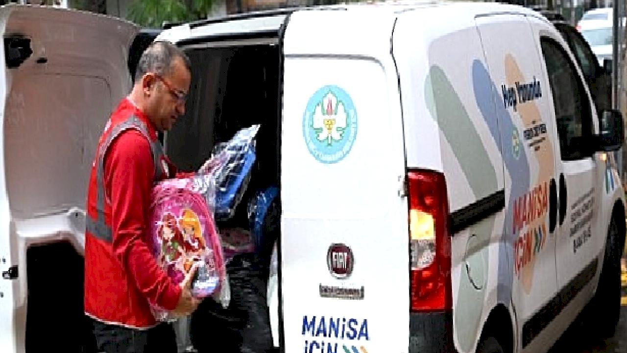 Manisa Büyükşehir&#039;den 15 Bin Öğrenciye Çanta ve Kırtasiye Desteği