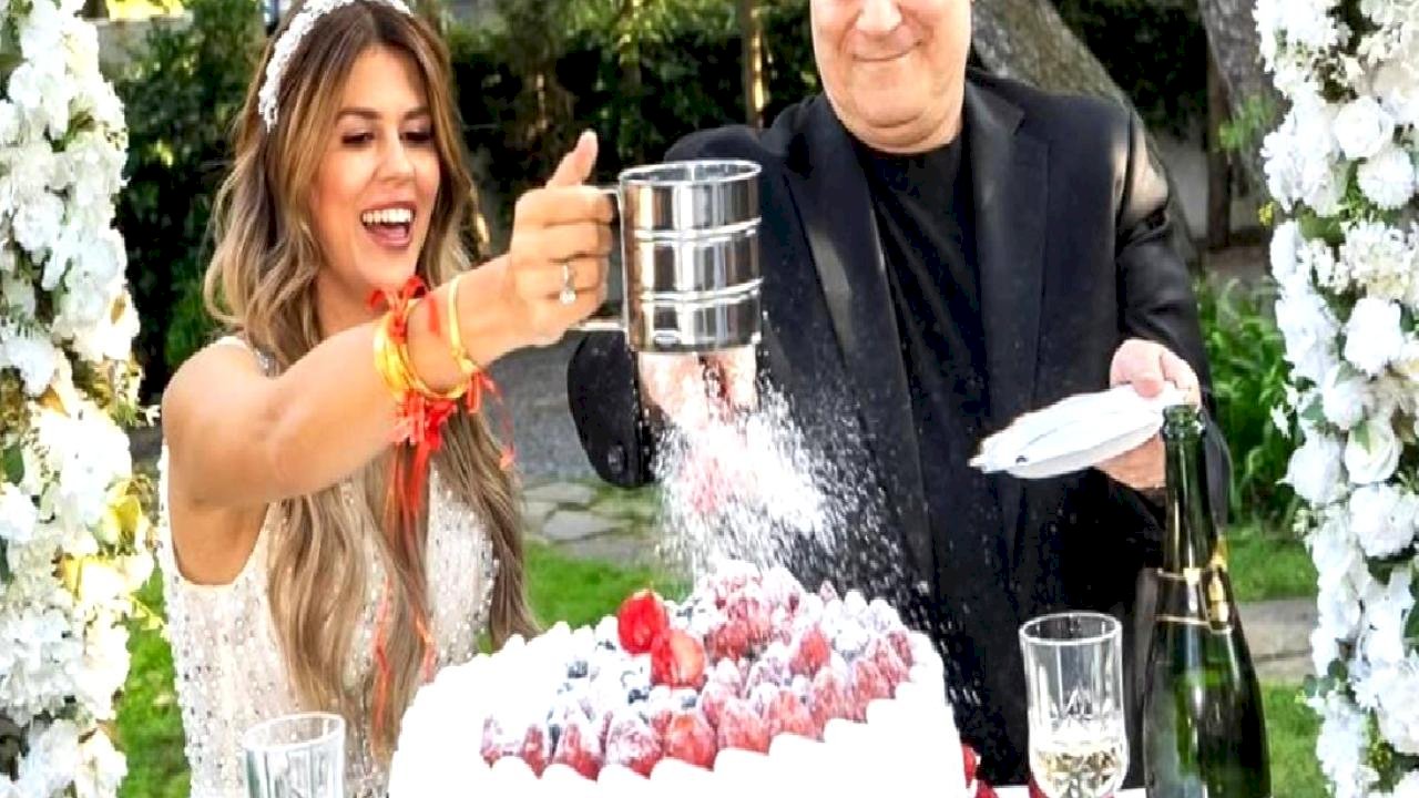 Mehmet Ali Erbil&#039;in eşi &quot;evden ayrıldı&quot; iddialarını yalanladı