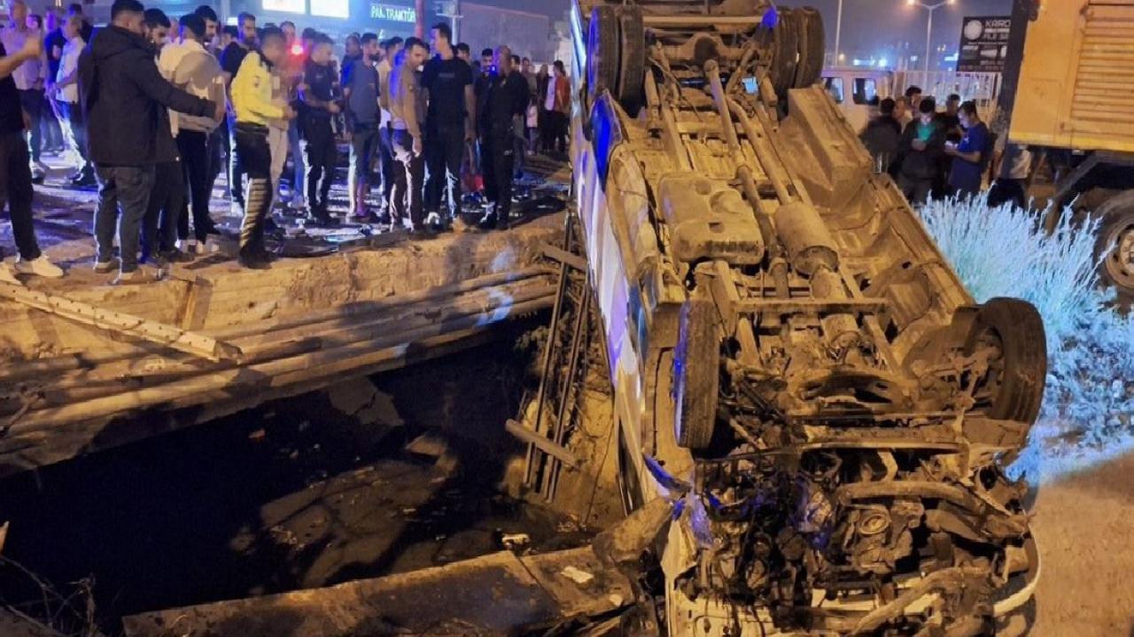 Mersin'de otomobille çarpışan minibüs sulama kanalına devrildi: 11 yaralı