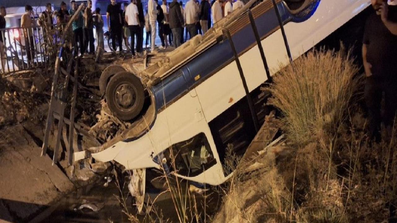 Mersin'de otomobille çarpışan minibüs sulama kanalına devrildi: 11 yaralı