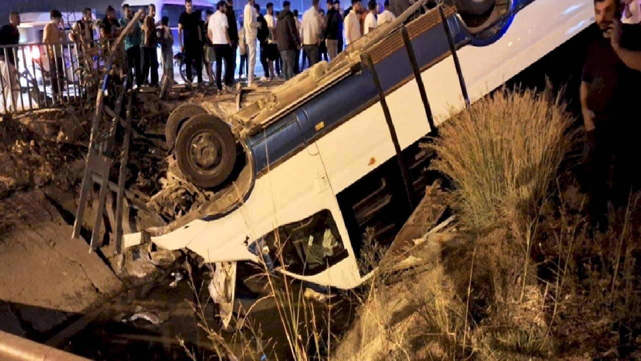 Mersin'de otomobille çarpışan minibüs sulama kanalına devrildi: 11 yaralı