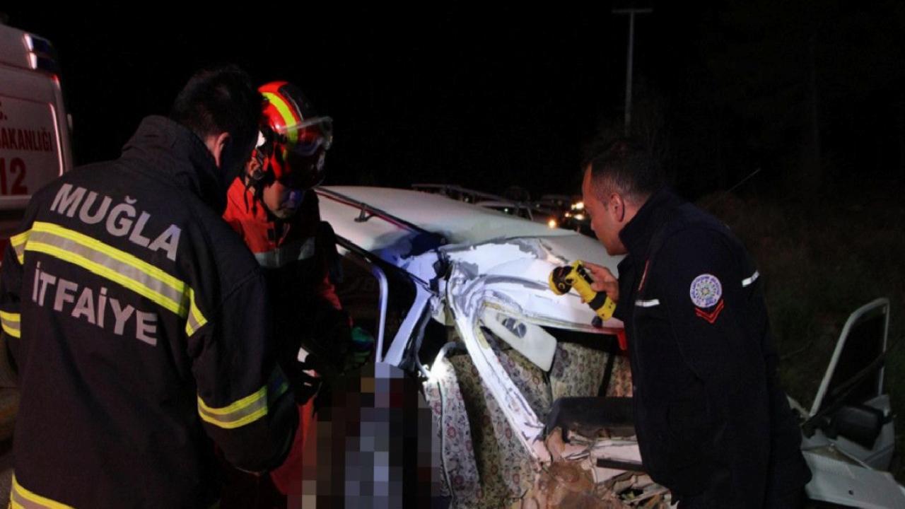 Muğla'da alkollü sürücü, aracını direğe çarptı: 2 yaralı