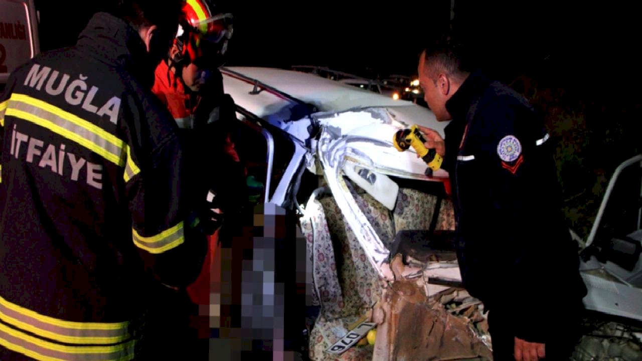 Muğla'da alkollü sürücü, aracını direğe çarptı: 2 yaralı