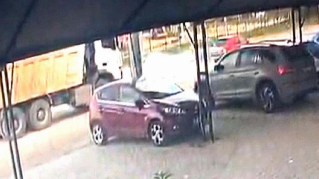 Muğla'da park halindeki otomobile çarpan sürücü hayatını kaybetti