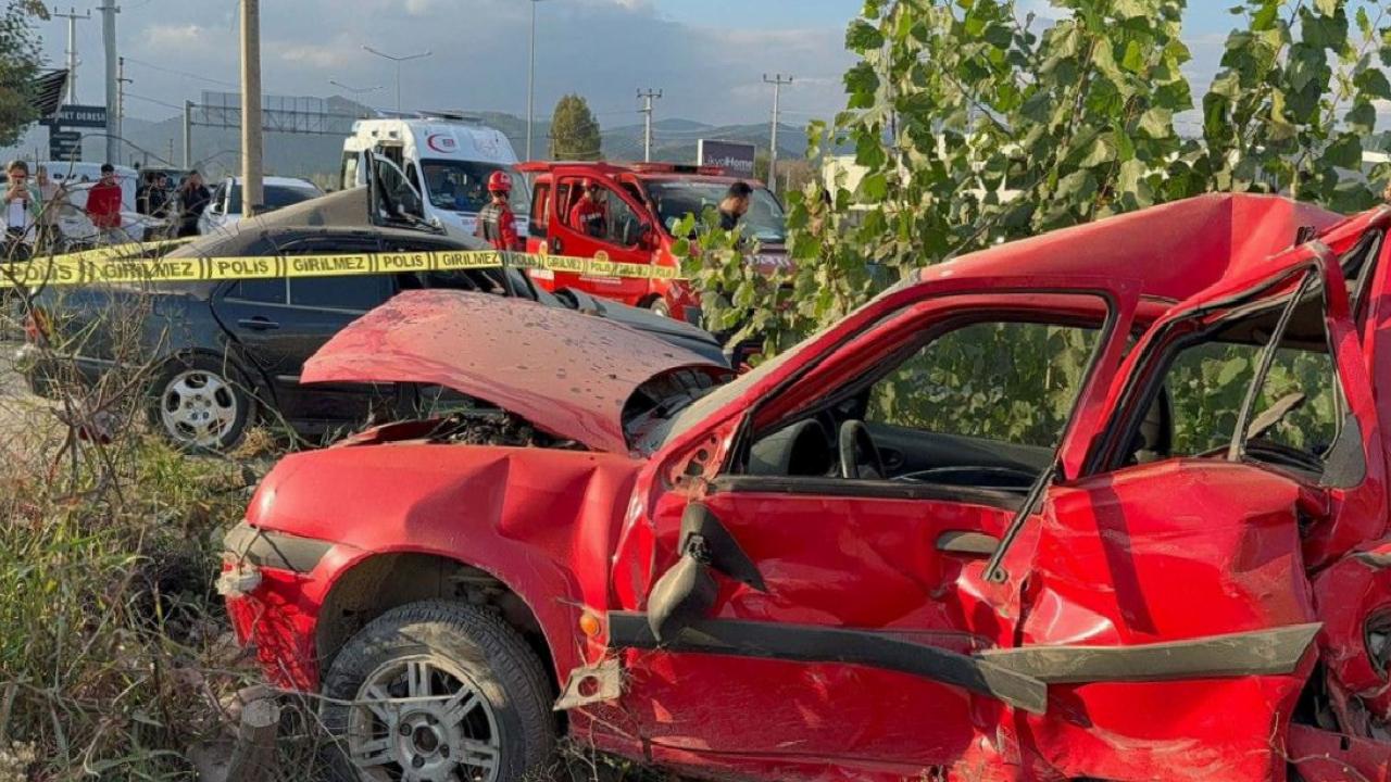 Muğla'da park halindeki otomobile çarpan sürücü hayatını kaybetti