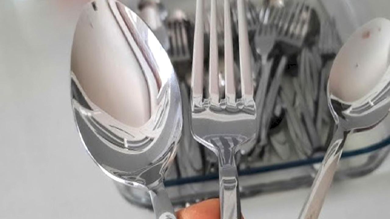 Pası kökünden temizleyen yöntem! Çatal bıçaklar ayna gibi oluyor