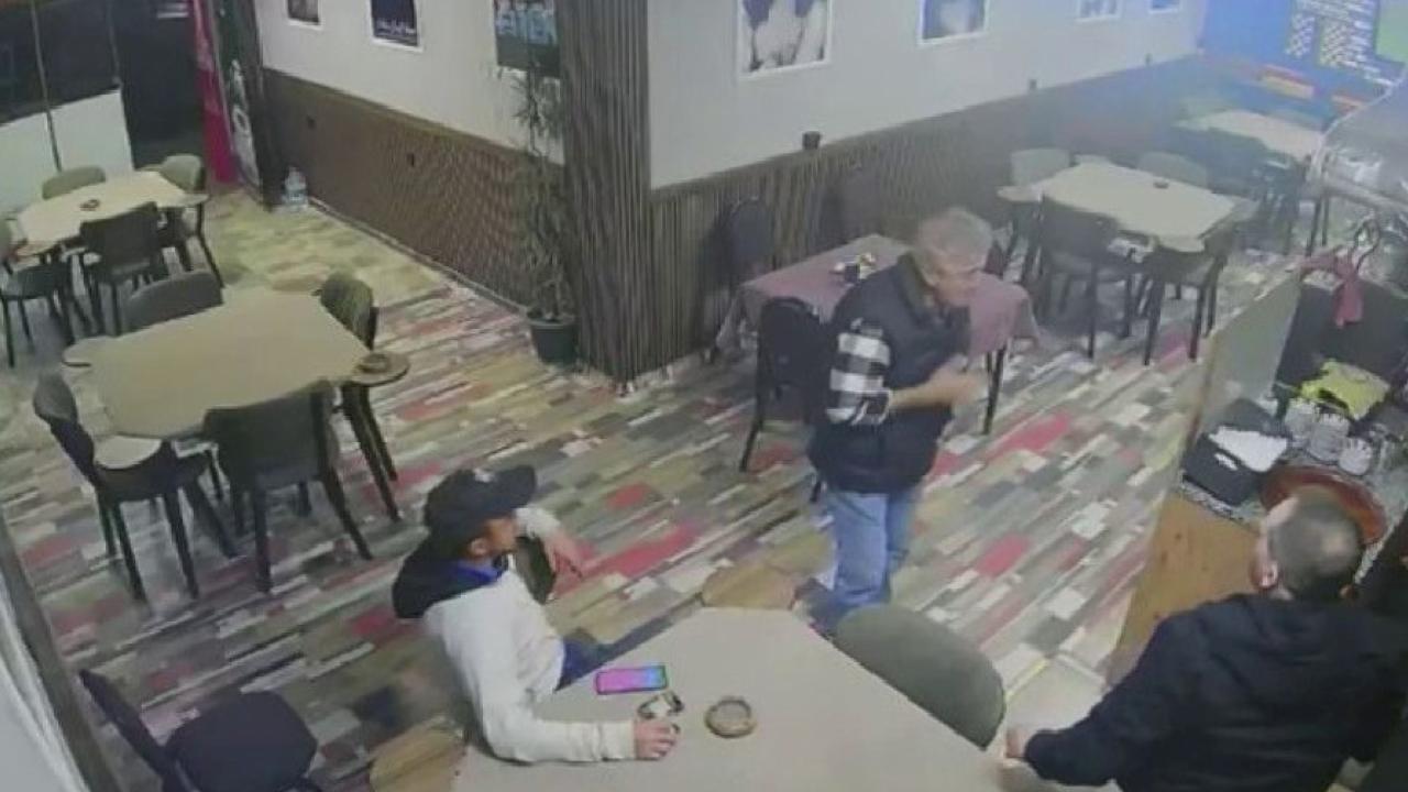 Sakarya'da boğulma tehlikesi geçiren adamı kahvehanedekiler kurtardı