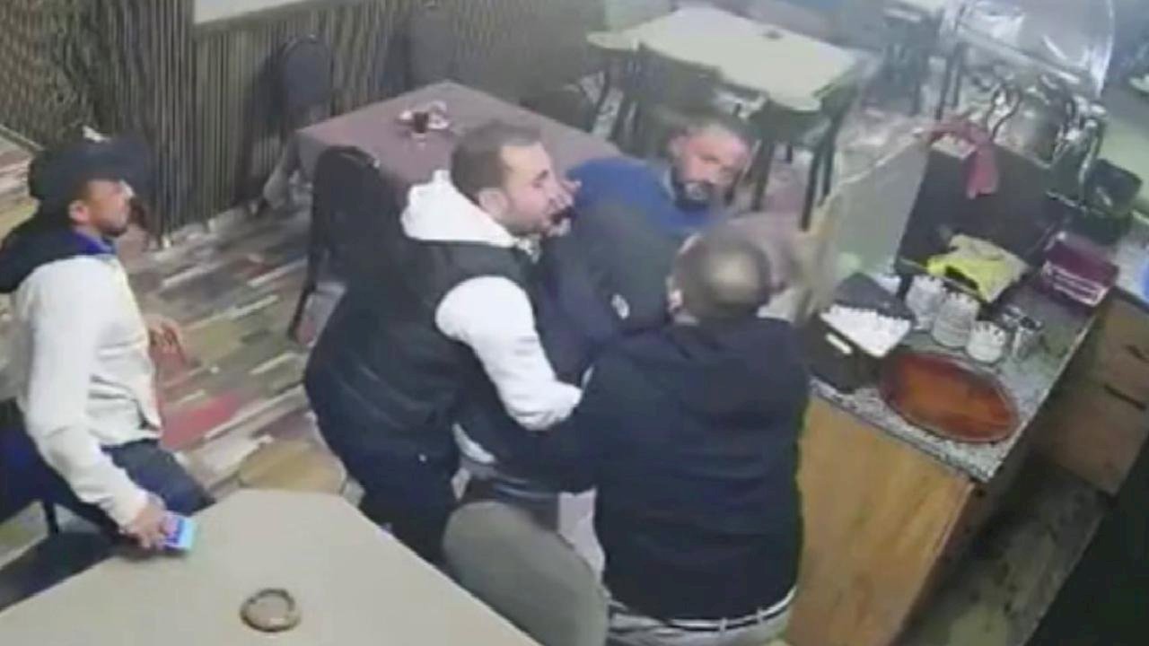 Sakarya'da boğulma tehlikesi geçiren adamı kahvehanedekiler kurtardı