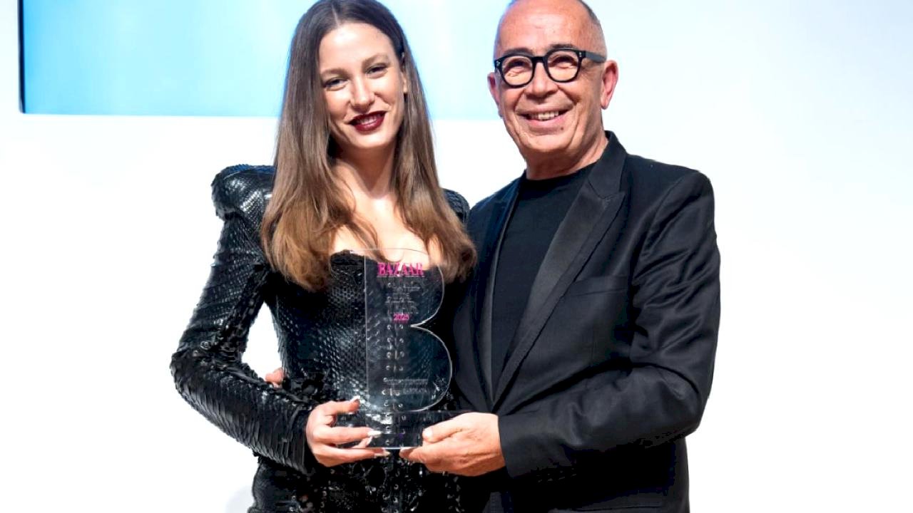 Serenay Sarıkaya&#039;ya bir ödül daha! Geceye kıyafetiyle yine damga vurdu