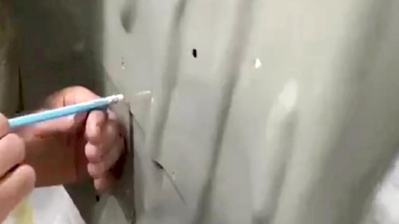 Sosyal medyayı ayağa kaldıran görüntü: Ağır hasarlı araçta silgiyle hile yaptı