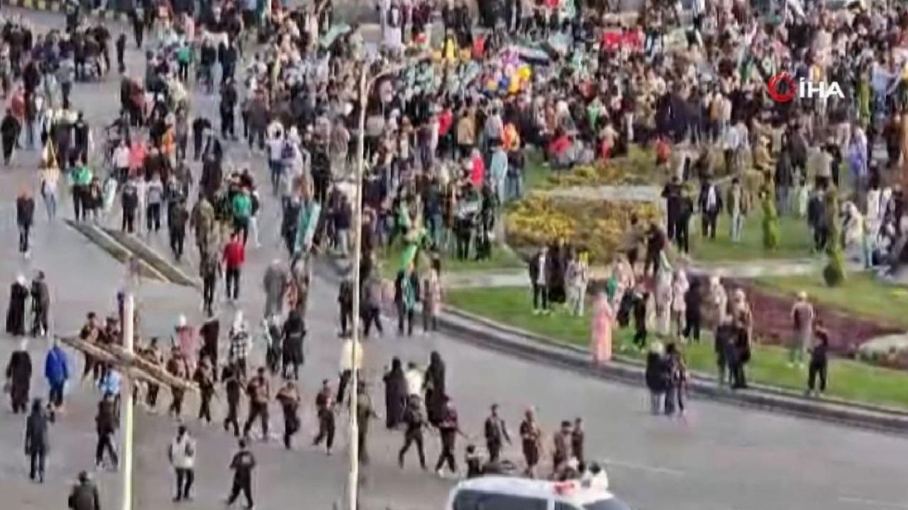 Suriye'de halk, Esad rejiminin devrilmesinin yıldönümünde kutlama için meydanları doldurdu