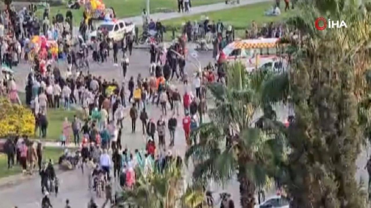 Suriye'de halk, Esad rejiminin devrilmesinin yıldönümünde kutlama için meydanları doldurdu